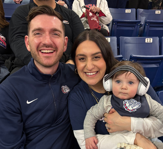 Señal del campus con el logotipo de Gonzaga y el texto Descubre tu propósito